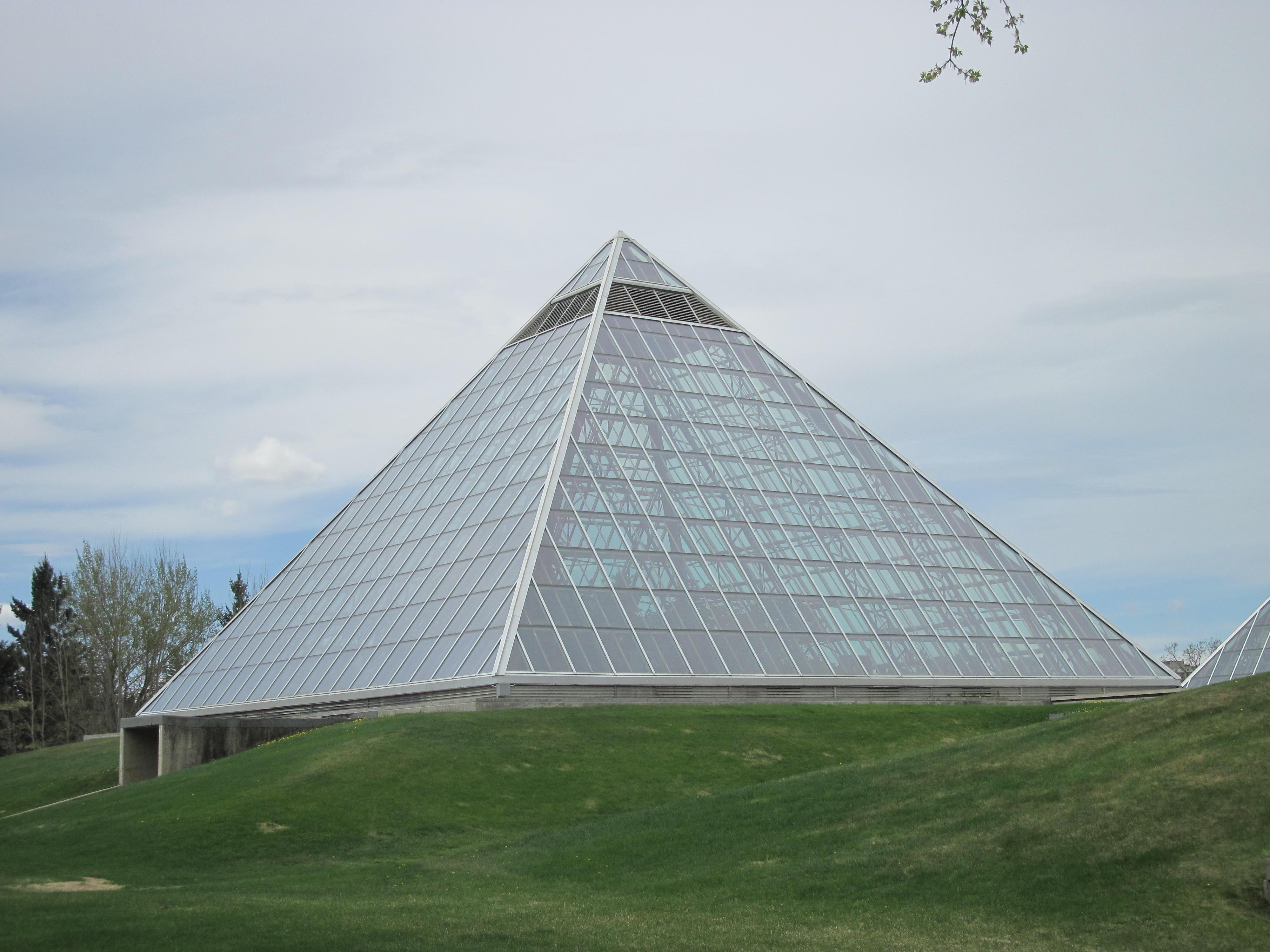 Здание пирамида