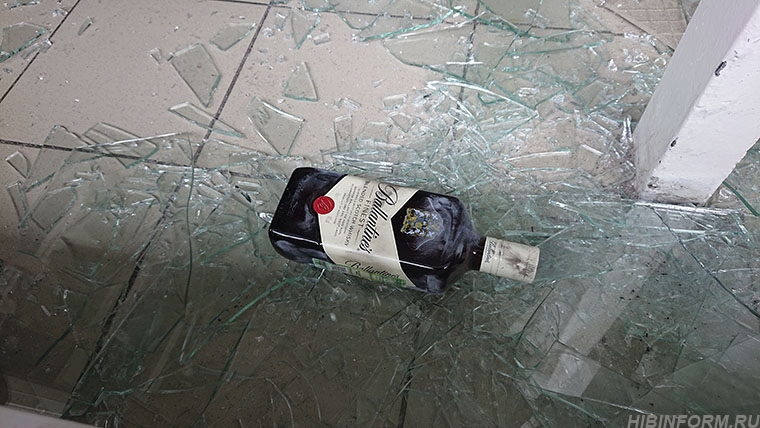 Разбитые бутылки в магазине. Разбил бутылку в магазине. Разбитые стекла на полу.