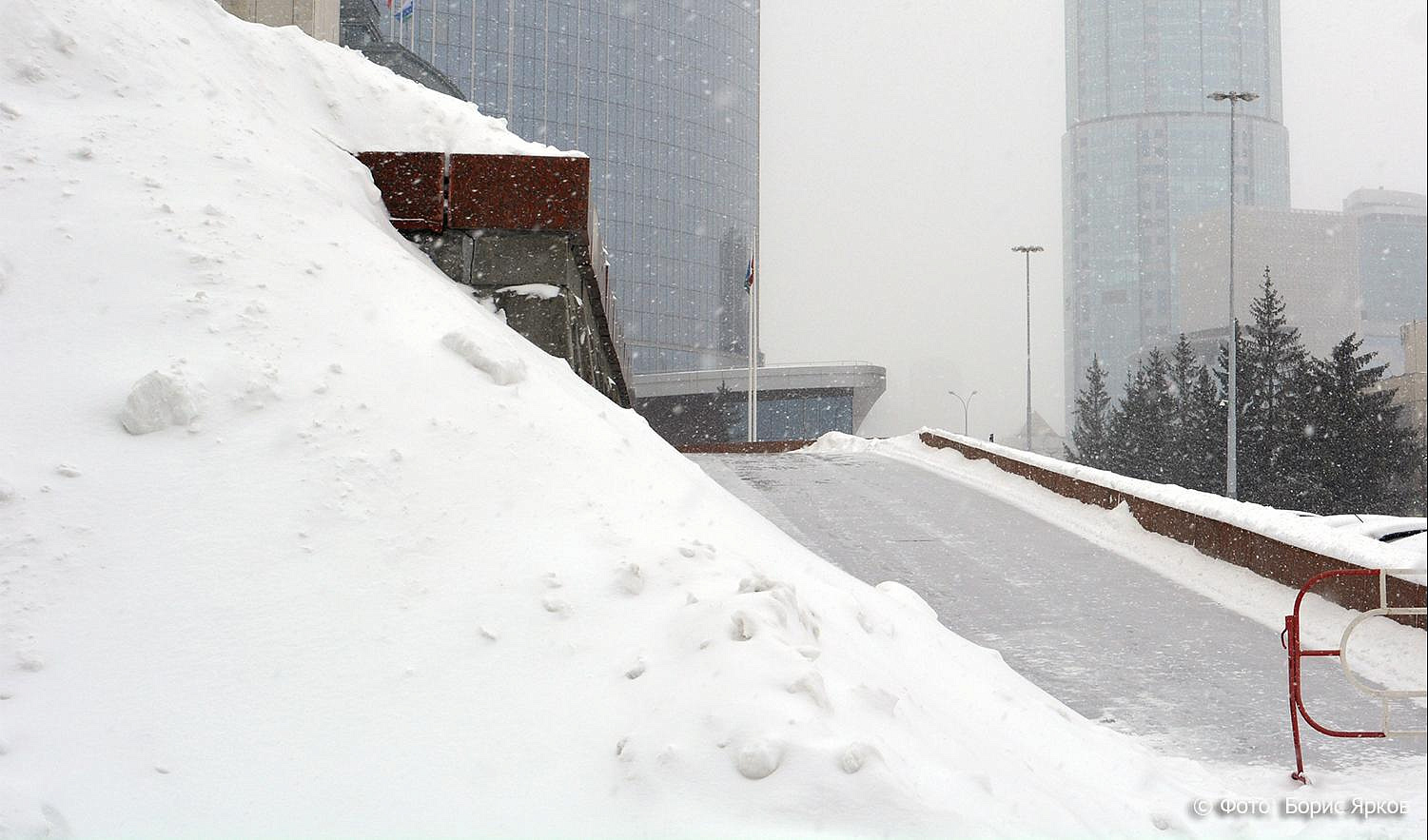 В Зеленограде ликвидируются снежные завалы