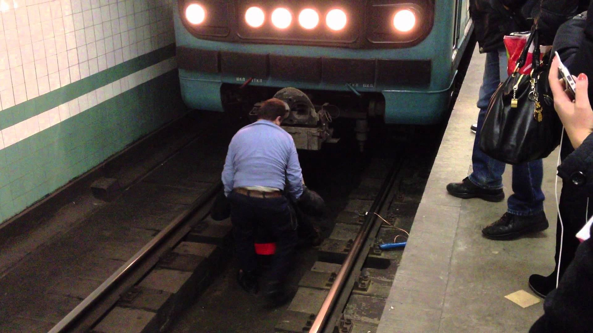 Упавший на рельсы пассажир затормозил кольцевую линию метро 