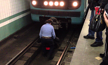Упавший на рельсы пассажир затормозил кольцевую линию метро 