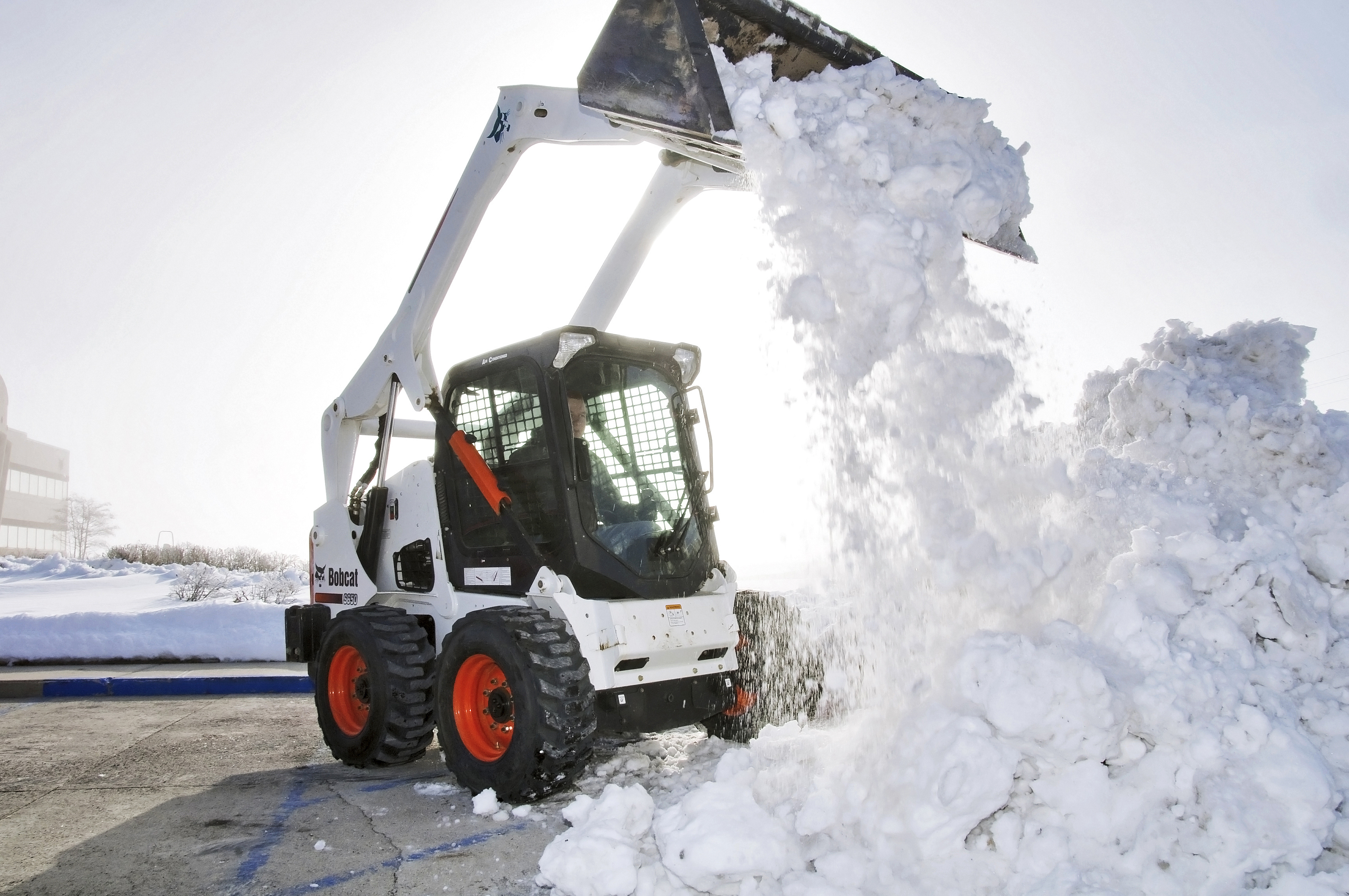 В районе Старое Крюково регулярно проводится работа по уборке снега 