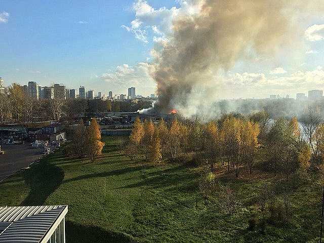 Пожарные оперативно потушили крупный пожар на севере Москвы