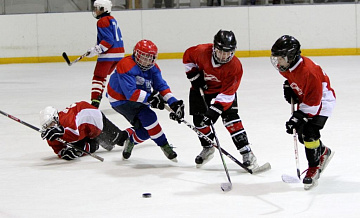 Команда Зеленограда по хоккею выиграла у команды “Аннино” в финале турнира “Золотая шайба” 
