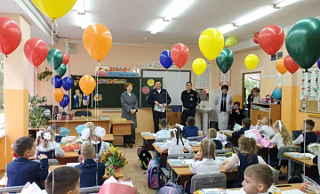 Зеленоградские правоохранители поздравили школьников с Днём знаний