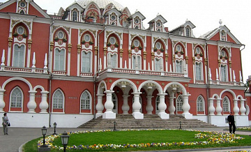 Петровский путевой дворец принимал экскурсантов 