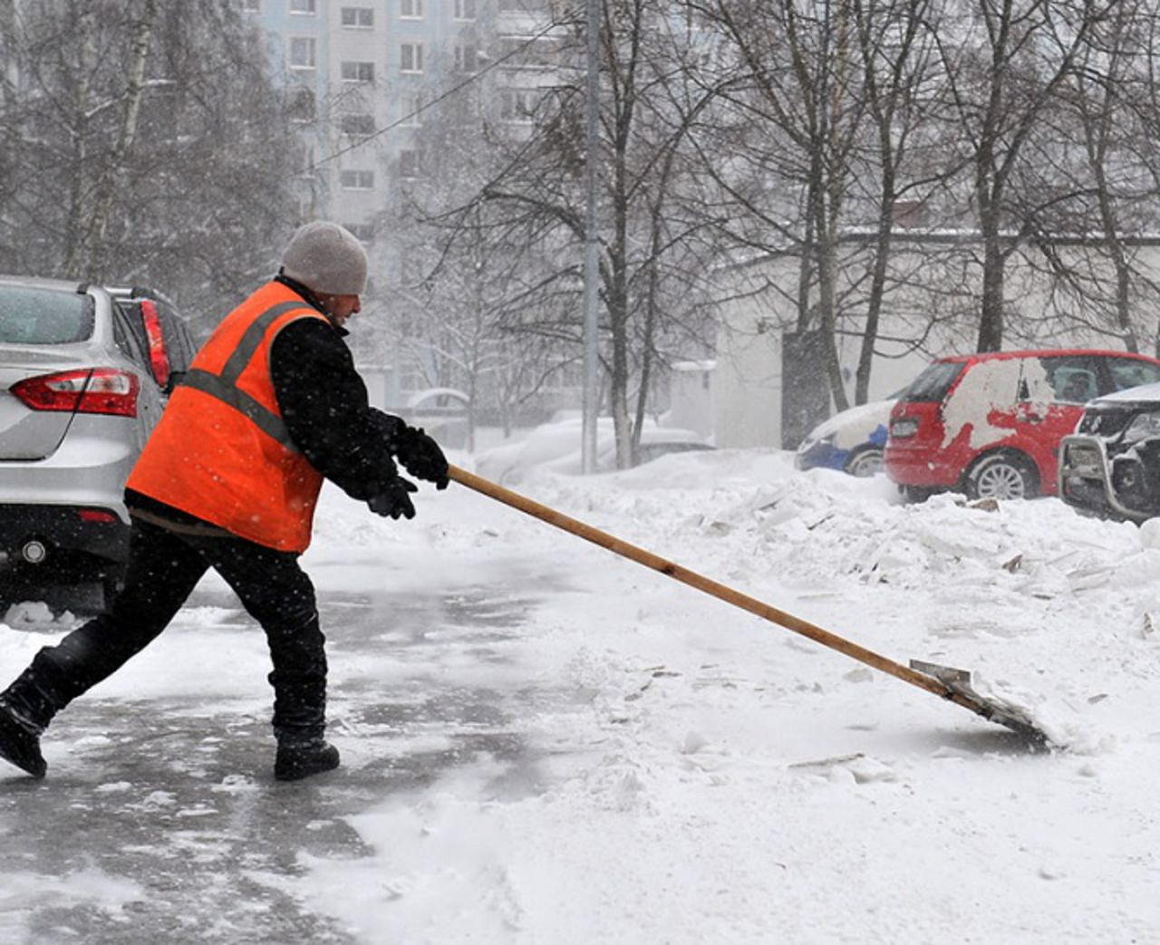 В Зеленограде коммунальщики бросили все силы на уборку снега