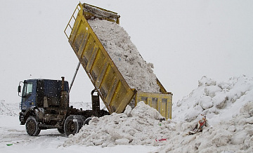 С территории района Старое Крюково продолжается вывоз снега 