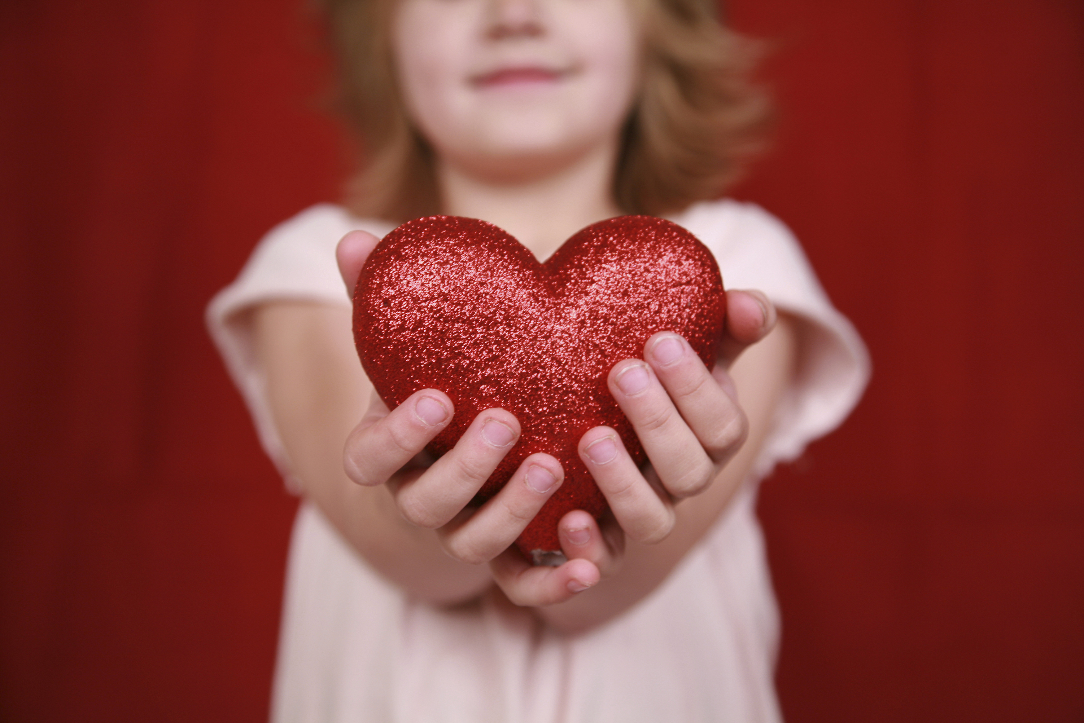 Люди проявляют доброту. Дарю сердце. Девочка с сердечком. Дарю сердечко. Сердце в руках.
