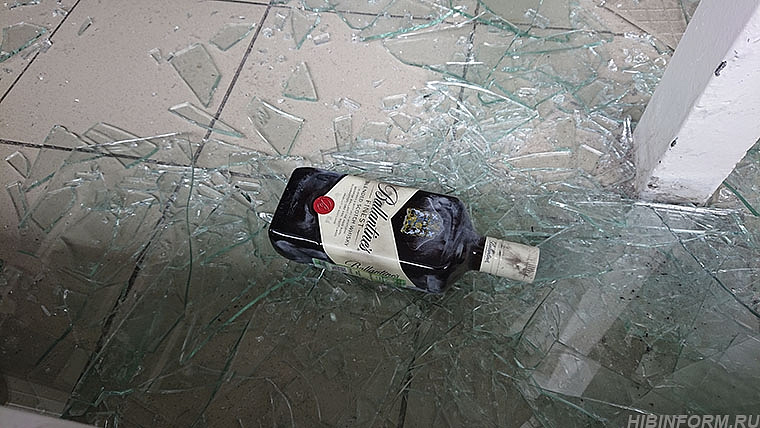 В Зеленограде ночью вор разбил дверь магазина и украл алкоголь